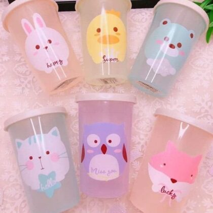 แก้วน้ำพลาสติกลายการ์ตูนมีฝาปิด คละสีคละลายน่ารัก จับถนัดมือ 6/ชิ้น
